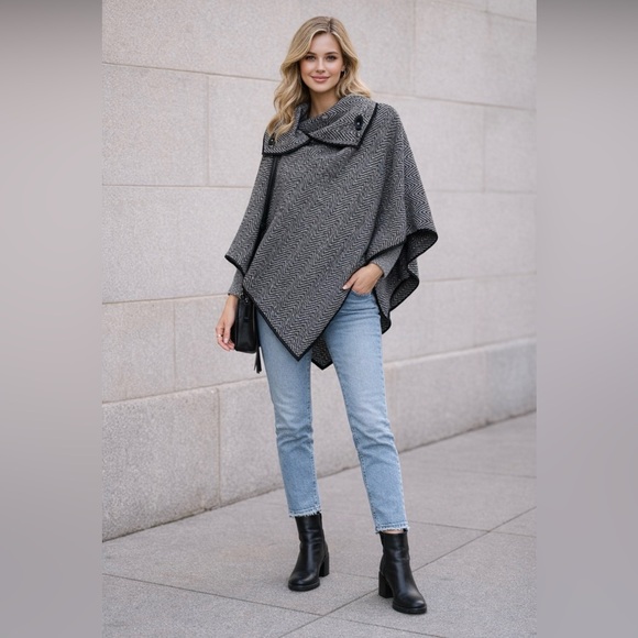 Sweaters - Women’s Black & White Chevron Ponch 100% Polyester Pullover – OS 🌟